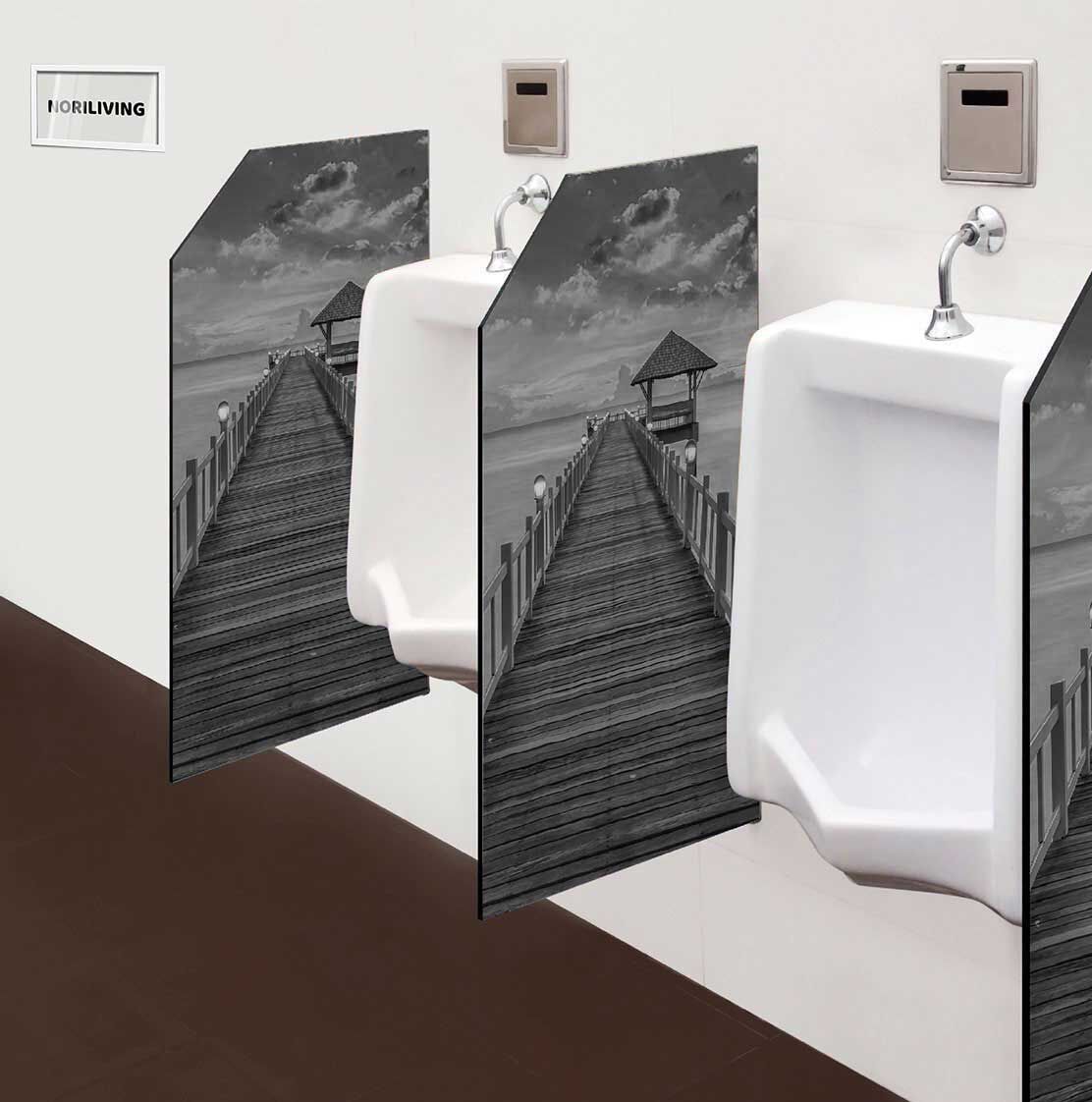 in der Toilette eingebaute Schamwand mit Motiv sonniger Steg 794 schwarz-weiß