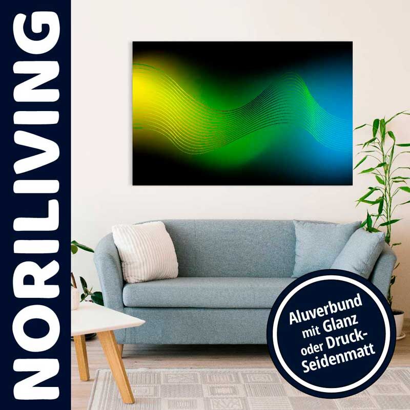 Wohnzimmer mit grauem Sofa und modernem Wandbild mit grünem und blauem abstraktem Design auf Aluverbund