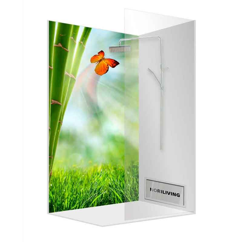 Duschwand mit grünem Bambus und orangefarbenem Schmetterling vor lichtdurchflutetem Hintergrund
