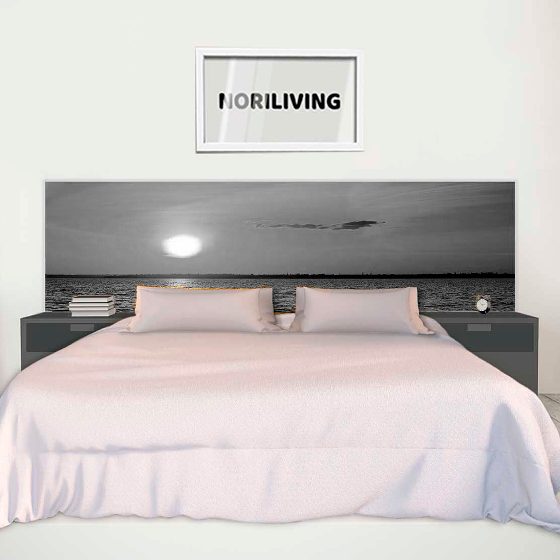 im Schlafzimmer eingebaute Bettrückwand mit Motiv Sonnenuntergang 251 schwarz-weiß