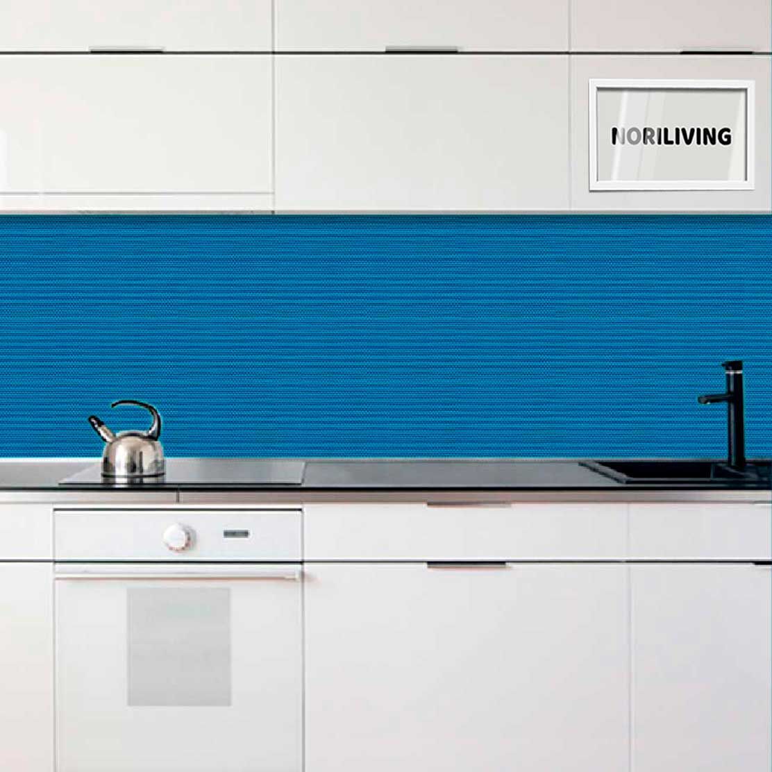 Weiße Kücheneinrichtung mit blauer Rückwand und Edelstahlwasserkocher auf der Arbeitsplatte