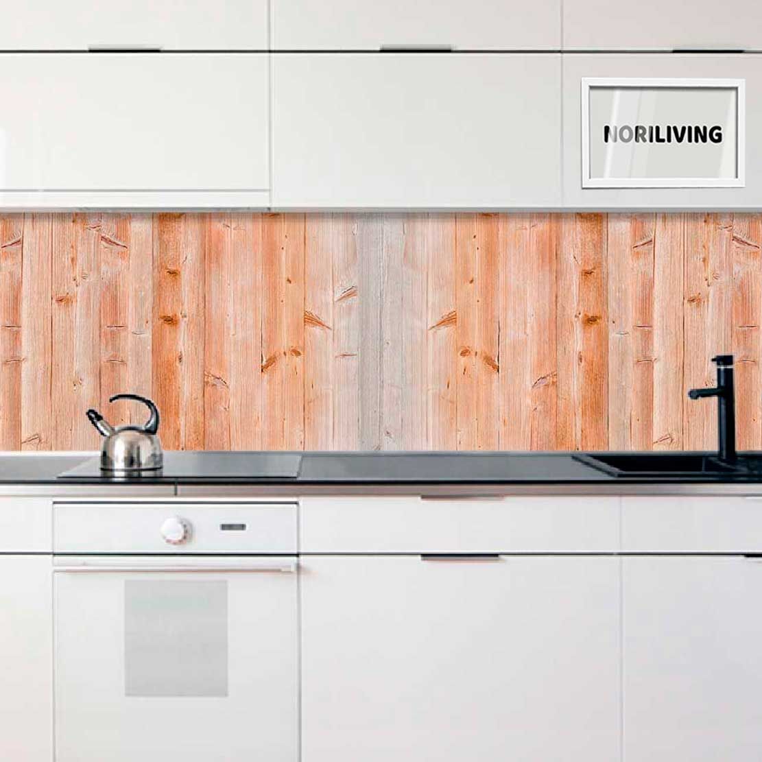 Weißes Küchendesign mit Holzwandverkleidung und modernen Geräten