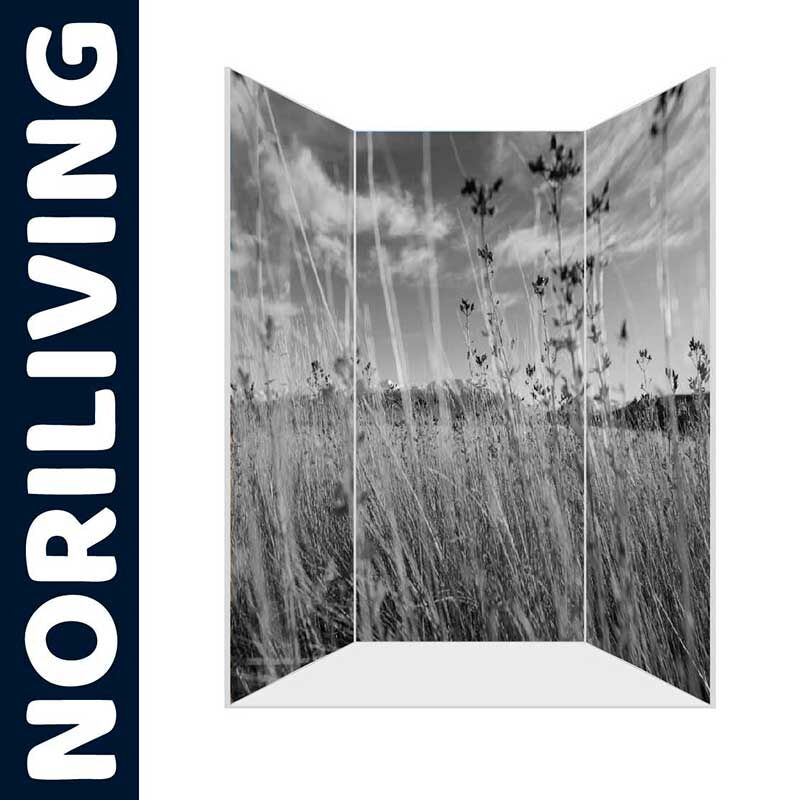 Dekorativer Raumteiler von Noriliving mit einem schwarz-weißen Naturmotiv, das Gräser und Himmel zeigt