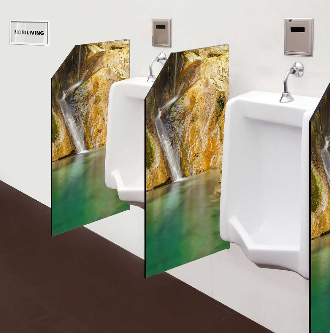 in der Toilette eingebaute Schamwand mit Motiv Wasserfall an Gebirgsteich 396