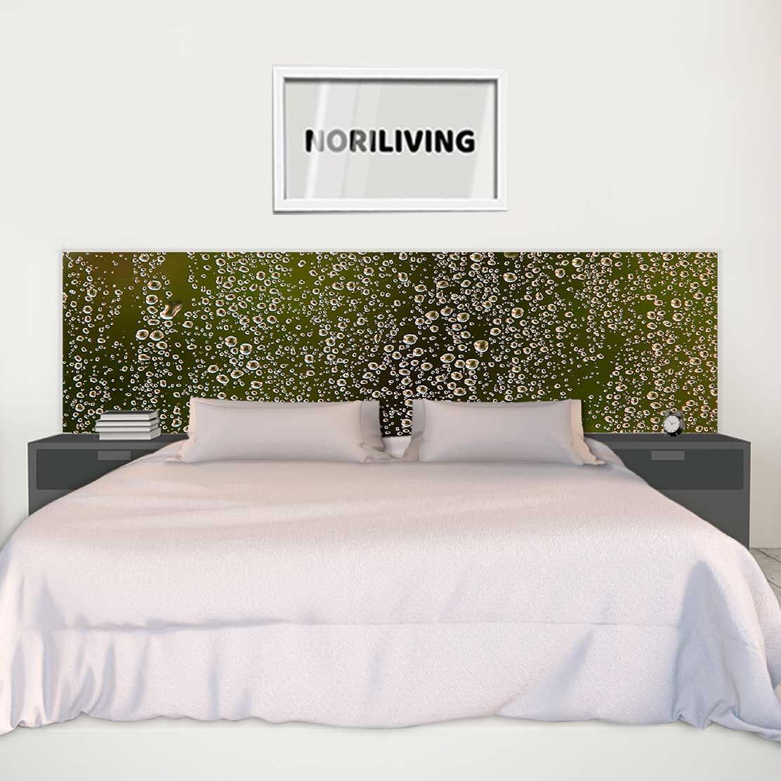 im Schlafzimmer eingebaute Bettrückwand mit Motiv Wassertropfen auf Fensterglas 959