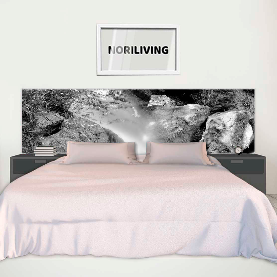 im Schlafzimmer eingebaute Bettrückwand mit Motiv Wasserfall in Klamm 685 schwarz-weiß