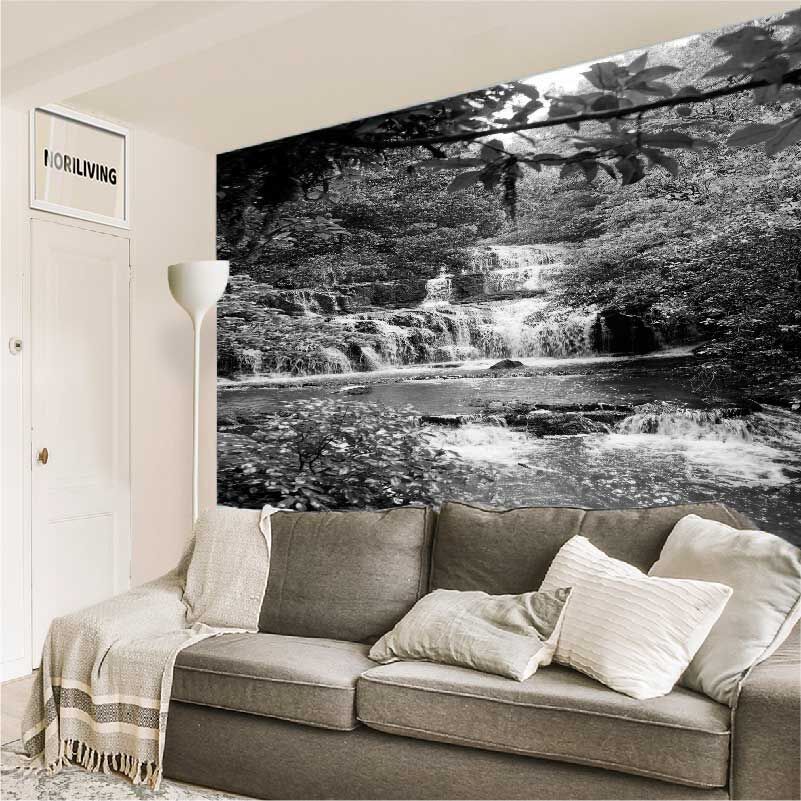 im Wohnzimmer eingebaute Wohnzimmerrückwand mit Motiv Wasserfall im Dschungel 123 schwarz-weiß