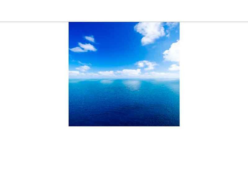 Blick auf das weite, blaue Meer unter einem klaren Himmel mit vereinzelten weißen Wolken