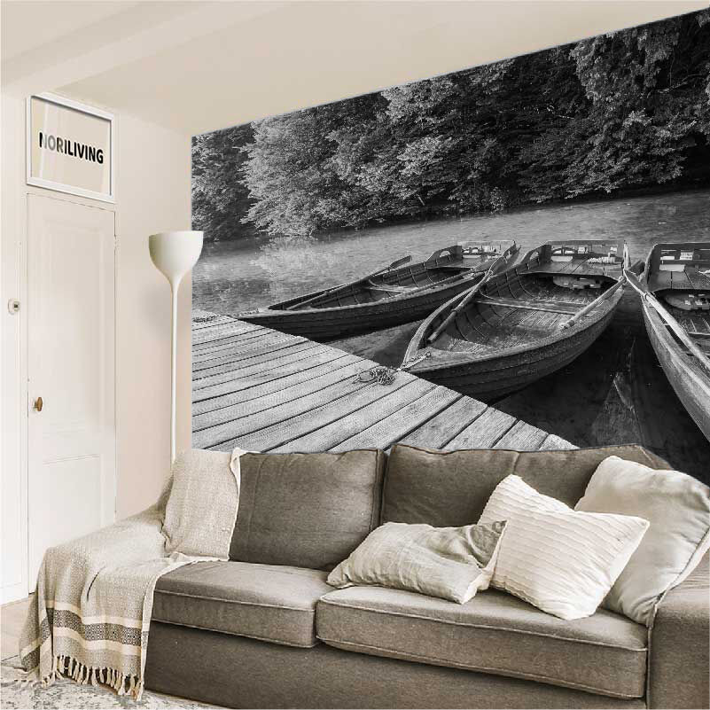 im Wohnzimmer eingebaute Wohnzimmerrückwand mit Motiv Boote am Steg 274 schwarz-weiß