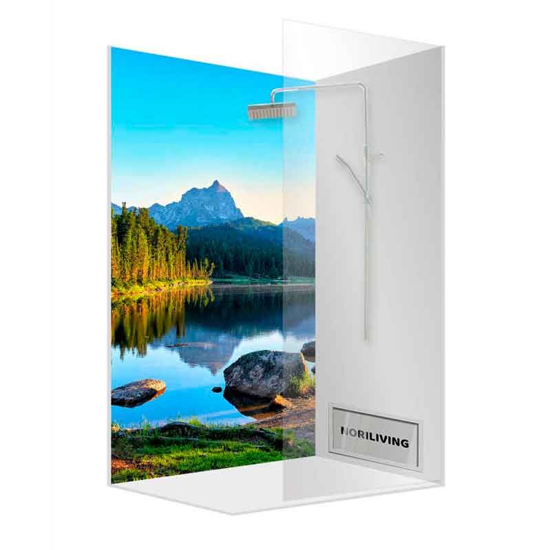 Duschkabine mit Glaswand, die eine malerische Berglandschaft mit See und bewaldeten Ufern zeigt