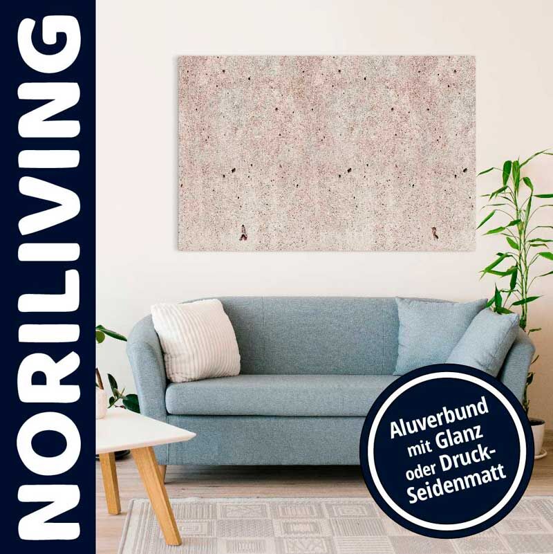 Ein stilvolles Wohnzimmer mit einem hellblauen Sofa und einem Wandbild auf Aluverbund, das mit Glanz oder Druck-Seidenmatt erhältlich ist.