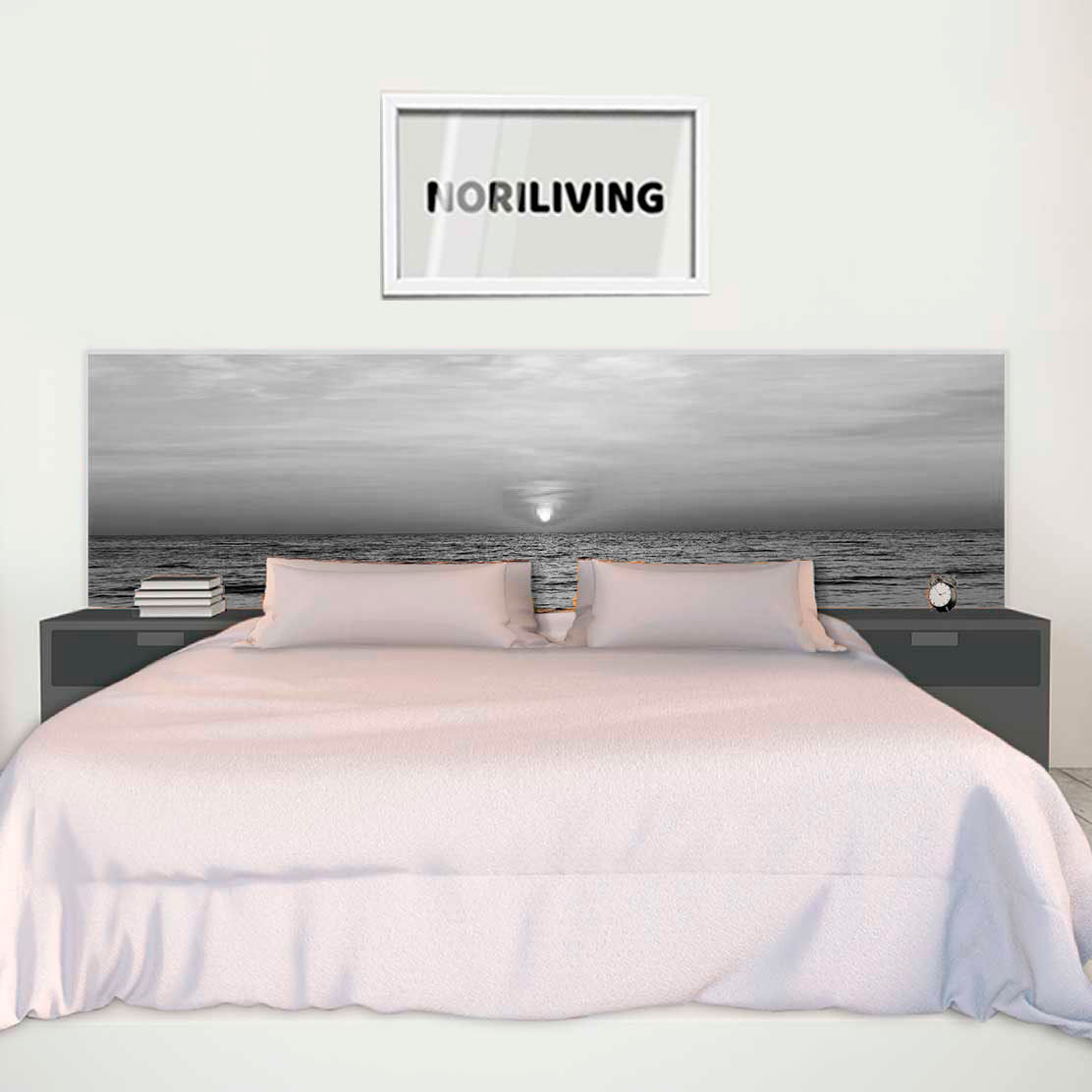 im Schlafzimmer eingebaute Bettrückwand mit Motiv Meer Sonnenuntergang 382 schwarz-weiß