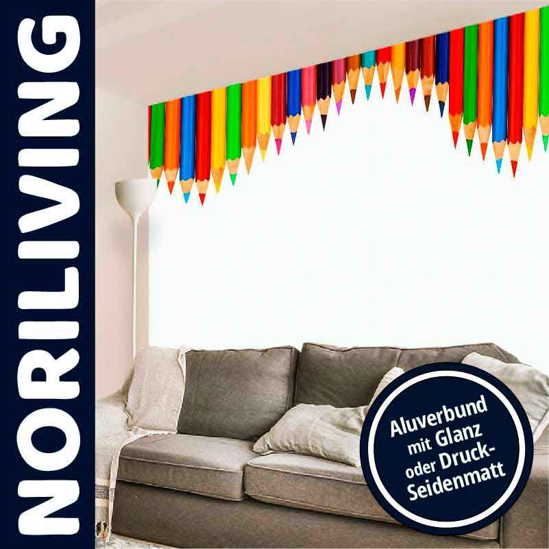 Gemütliches Wohnzimmer mit Couch und bunte Stift-Fototapete an der Wand