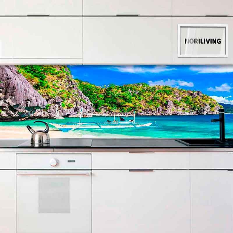 Moderne Küche mit tropischer Strandmotiv-Rückwand und weißem Schrankdesign