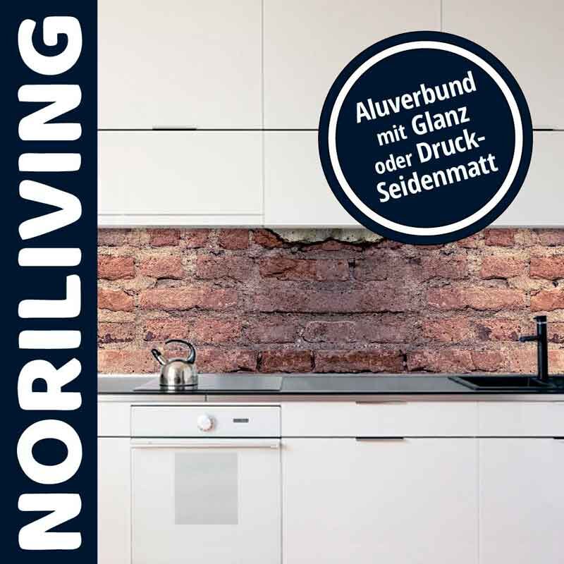 Weiße Küche mit Ziegeloptik Rückwand, Aluverbund mit Glanz oder Druck-Seidenmatt