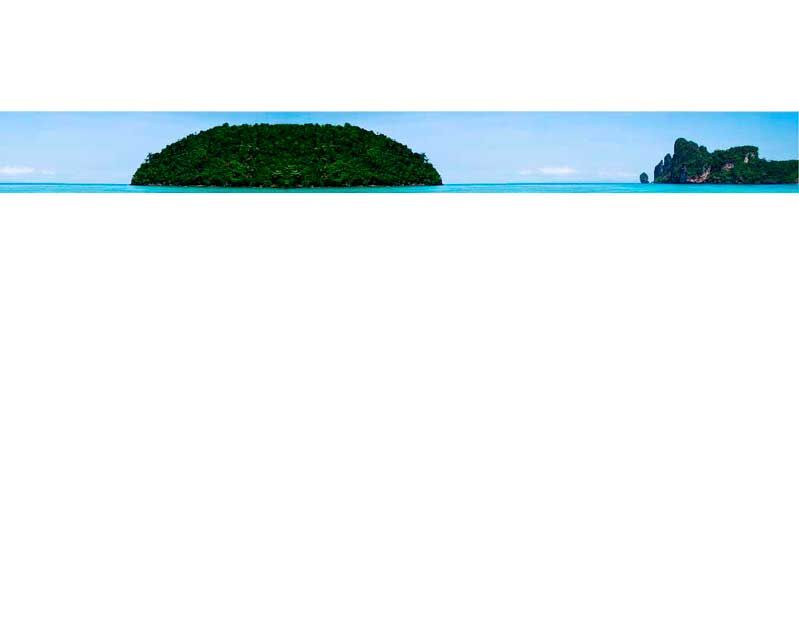 Panoramablick auf eine grüne Insel im klaren blauen Meer unter blauem Himmel