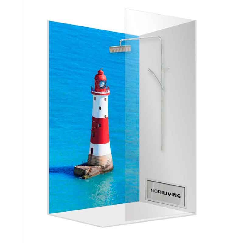 Duschwand mit Leuchtturm-Motiv, das ein maritimes Flair ins Badezimmer bringt