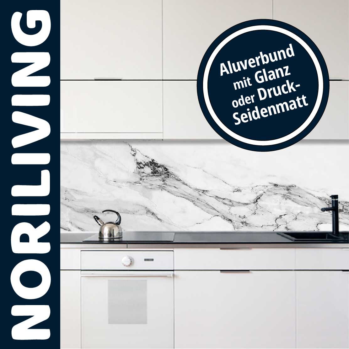 Moderne Küche mit weißer Marmoroptik-Rückwand, Aluverbund glänzend oder seidenmatt