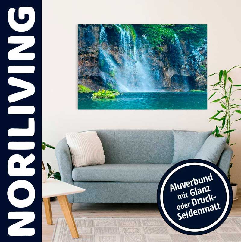 Ein stilvoll eingerichtetes Wohnzimmer mit einem großen Wandbild, das einen Wasserfall zeigt. Das Bild ist in Aluverbund mit Glanz- oder Druck-Seidenmatt-Option erhältlich.