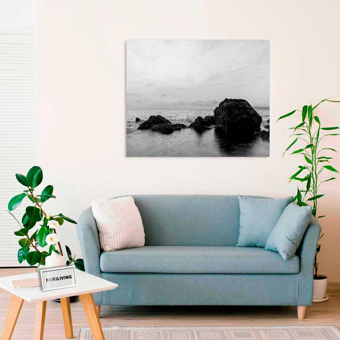 Wandbild über dem Sofa mit Motiv Felsen im Meer bei rosanem Sonnenuntergang 053 schwarz-weiß