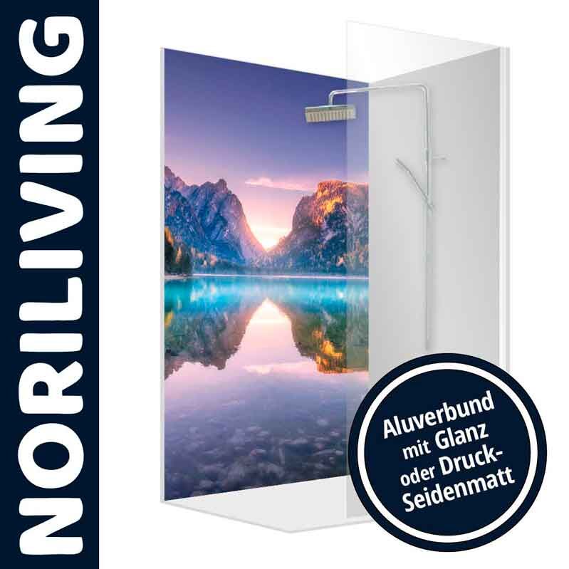 Duschrückwand von NORILIVING mit Bergsee und Gebirge im Sonnenuntergang, verfügbar in Aluverbund mit Glanz- oder Druck-Seidenmatt-Oberfläche.