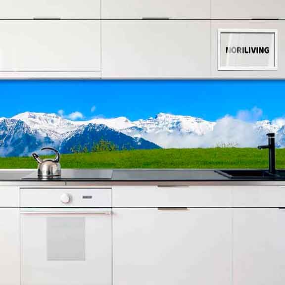 Weiße Küche mit Glasrückwand, die ein schönes Bergpanorama zeigt