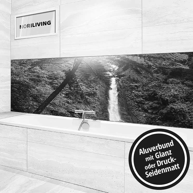 Stilvolles Badezimmer mit großformatigem Motiv eines Wasserfalls auf der Wandverkleidung über der Badewanne