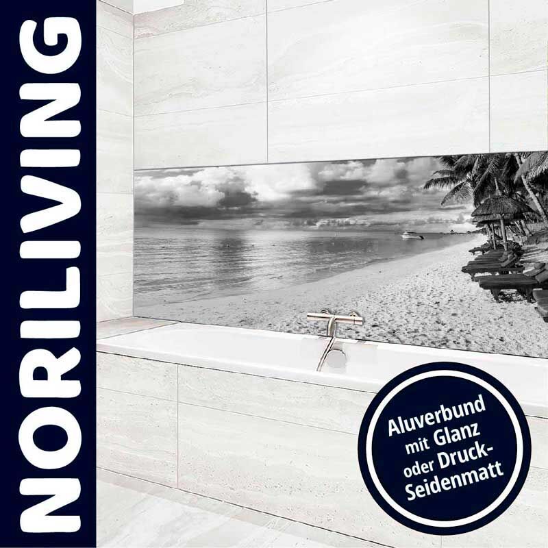 Badezimmer mit Wanddekoration von Norliving, Schwarz-Weiß-Strandmotiv auf Aluverbund mit Glanz oder Druck-Seidenmatt