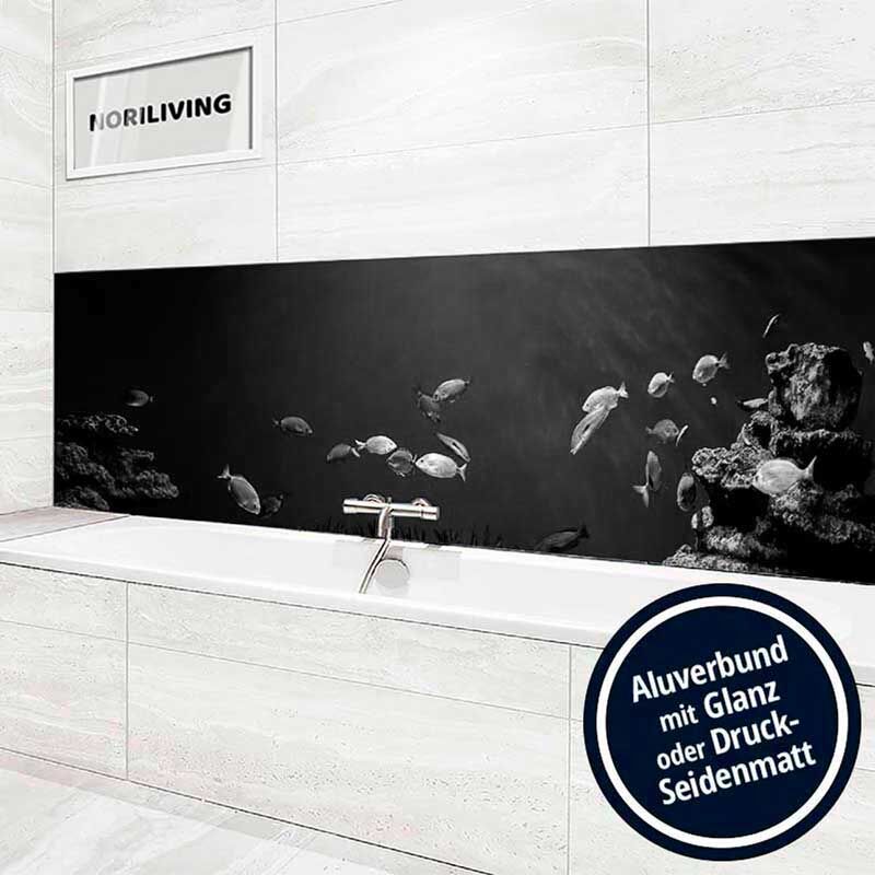 Modernes Badezimmer mit monochromem Fischmotiv an der Wand und Aluverbund in Glanz oder Druck-Seidenmatt