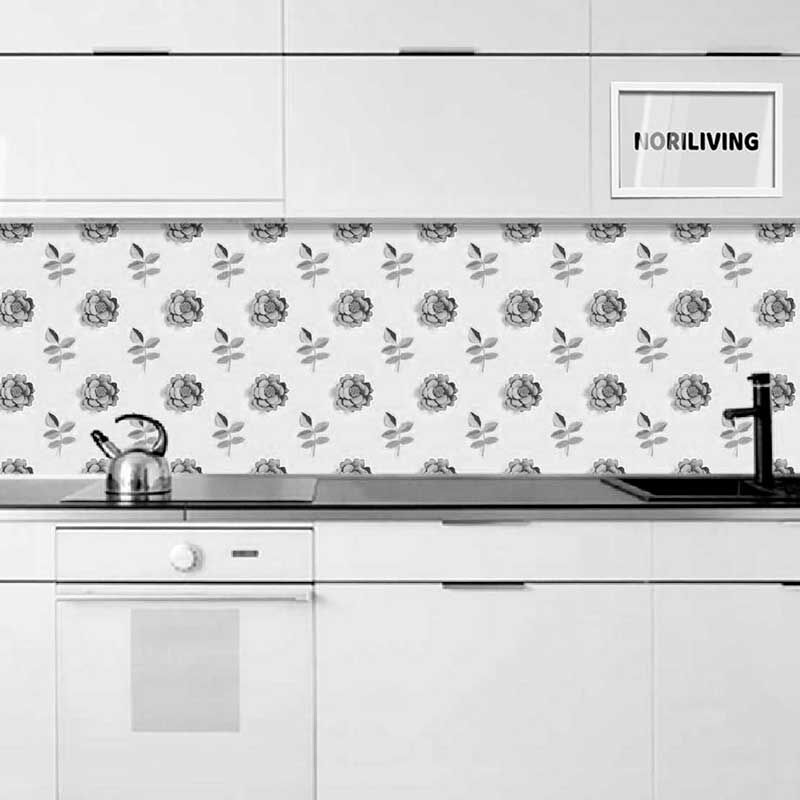 Schwarz-weiße Küche mit floralem Fliesenspiegel, Wasserkocher und Spülbecken