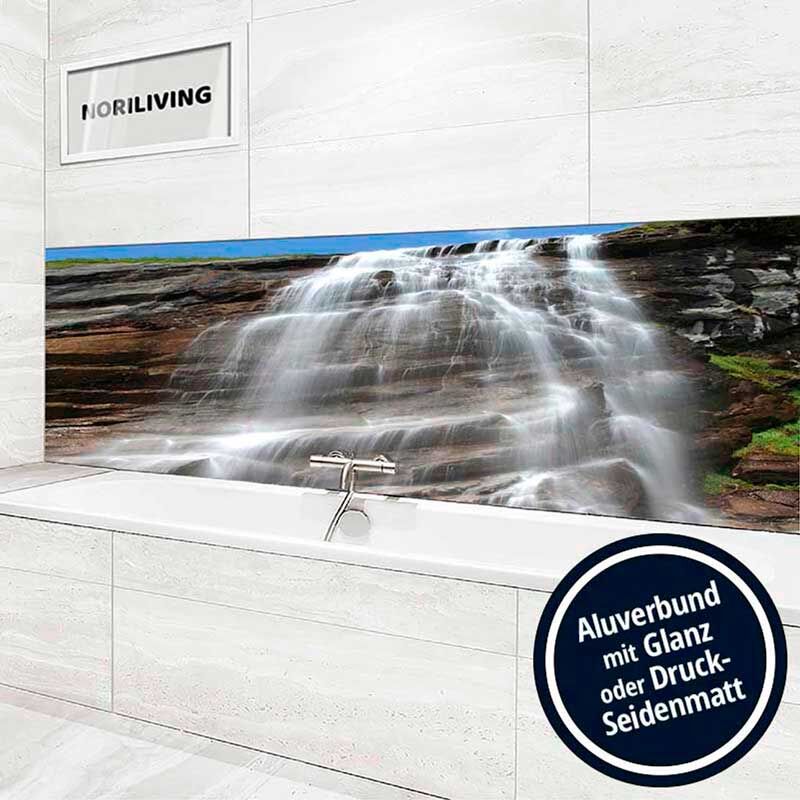 Badezimmer mit Wasserfall-Wandverkleidung aus Aluverbund, glänzend oder druck-seidenmatt, zeigt eine Badeumgebung mit Naturmotiv.