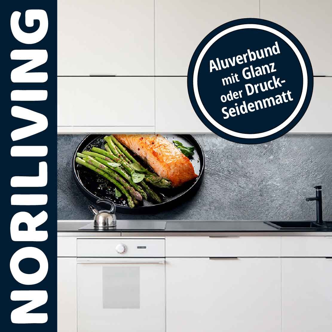 Küchenrückwand in modernem Design mit Aluverbund und Bild eines Lachsgerichts. Verfügbar in Glanz oder Druck-Seidenmatt.