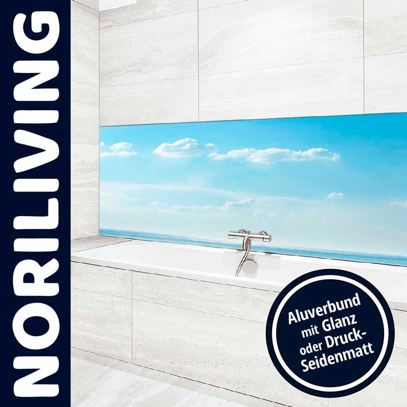 Helles Badezimmer mit Badewanne und blauer Meeresmotiv-Wandverkleidung aus Aluverbund von NORILIVING