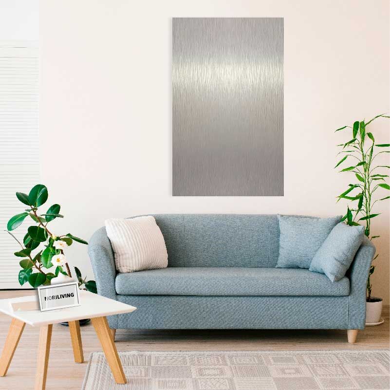 Modernes Wohnzimmer mit blauer Couch und Metallbild an der Wand Ein stilvolles Wohnzimmer mit blauer Couch, weißen Kissen und einem großen Metallbild an der Wand. Pflanzen stehen neben der Couch und auf einem weißen Holztisch.
