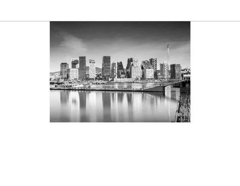 Schwarz-Weiß-Fotografie einer urbanen Skyline mit reflektierten Wolkenkratzern im Wasser, klare Architekturstrukturen sichtbar