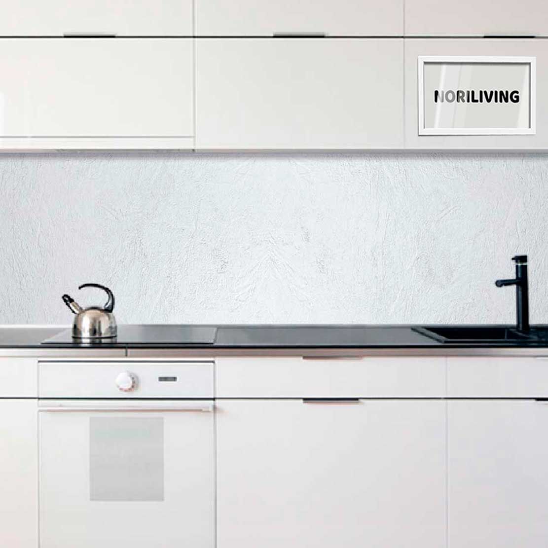 Elegante weiße Einbauküche mit Kochfeld, Wasserkocher und schwarzem Wasserhahn