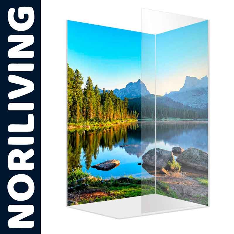 Glas-Raumteiler mit einem idyllischen Landschaftsmotiv zeigt einen See mit Wald und Bergen im Hintergrund