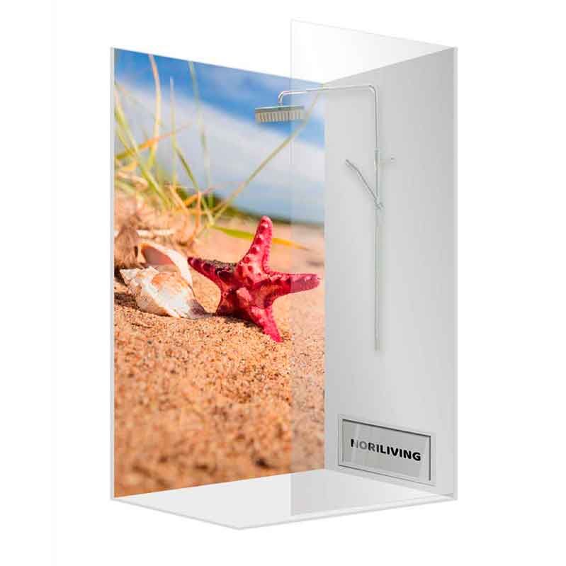 Duschwand mit Strandbild, Muscheln und rotem Seestern im Sand