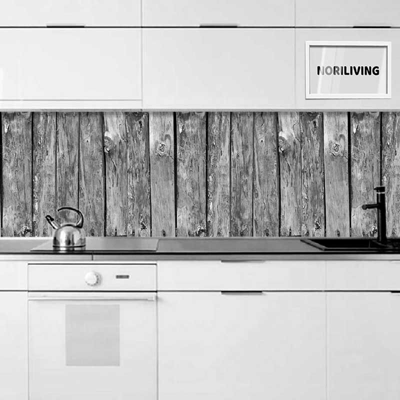 Helle Küche mit rustikaler Holzoptik-Rückwand und modernen weißen Schränken