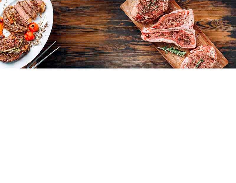 Roh gewürzte Lammkoteletts auf Holzbrett und gegrillte Koteletts mit Kräutern und Tomaten auf einem Teller