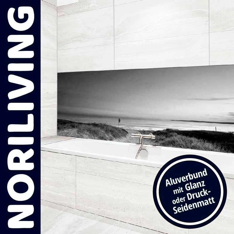 Badezimmer mit Aluverbund-Wanddekoration, Strandmotiv und Badewanne, Markenname Noriliving