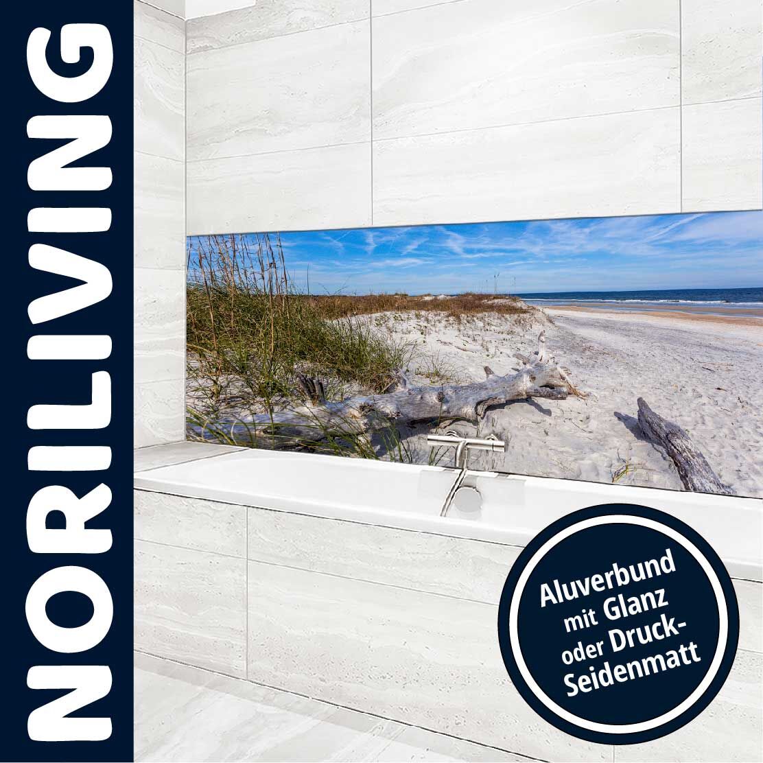 Strandmotiv auf Aluminiumverbund über einer Badewanne, mit der Aufschrift 'NoriLiving'. Verfügbar in Glanz oder Druck-Seidenmatt.