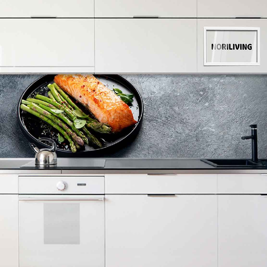 Moderne Küchenrückwand mit kreativem Fotodesign: Lachsfilet und grüner Spargel auf schwarzem Teller als Blickfang