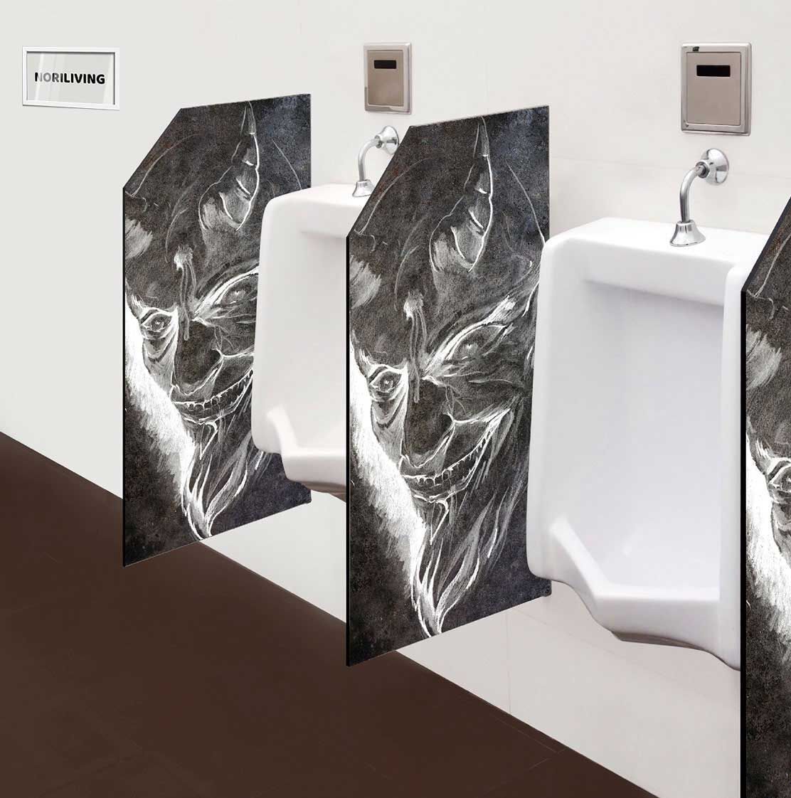 in der Toilette eingebaute Schamwand mit Motiv Tattoo-Zeichnung auf Betonwand 185
