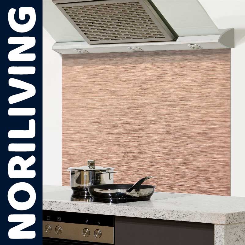 Küchenrückwand mit Edelstahl-Look und Dunstabzugshaube Moderne Küchenrückwand aus Metall mit Töpfen und Pfannen unter einer Dunstabzugshaube