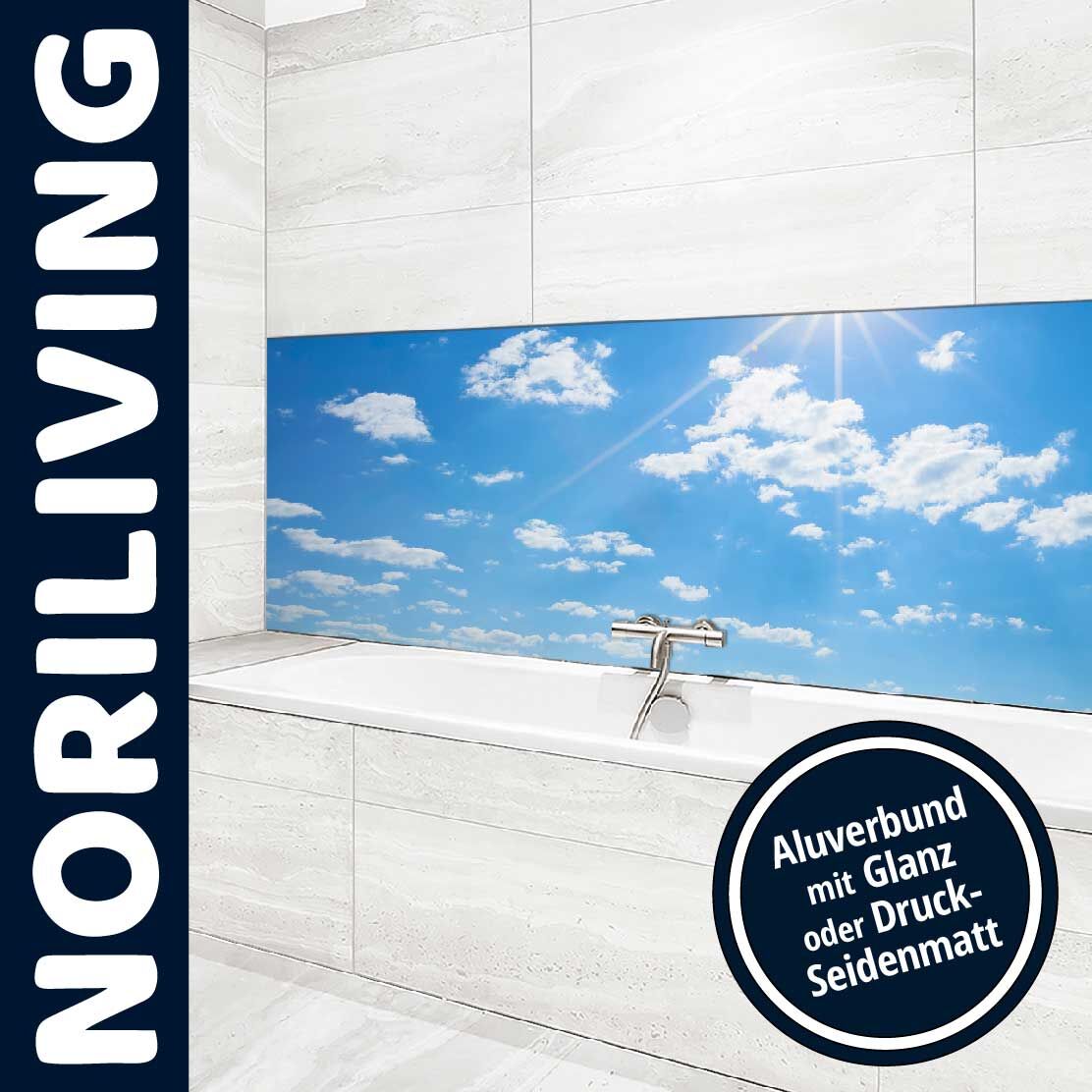 Badezimmer mit freistehender Badewanne und einem Wandbild aus Aluverbund mit Himmelmotiv