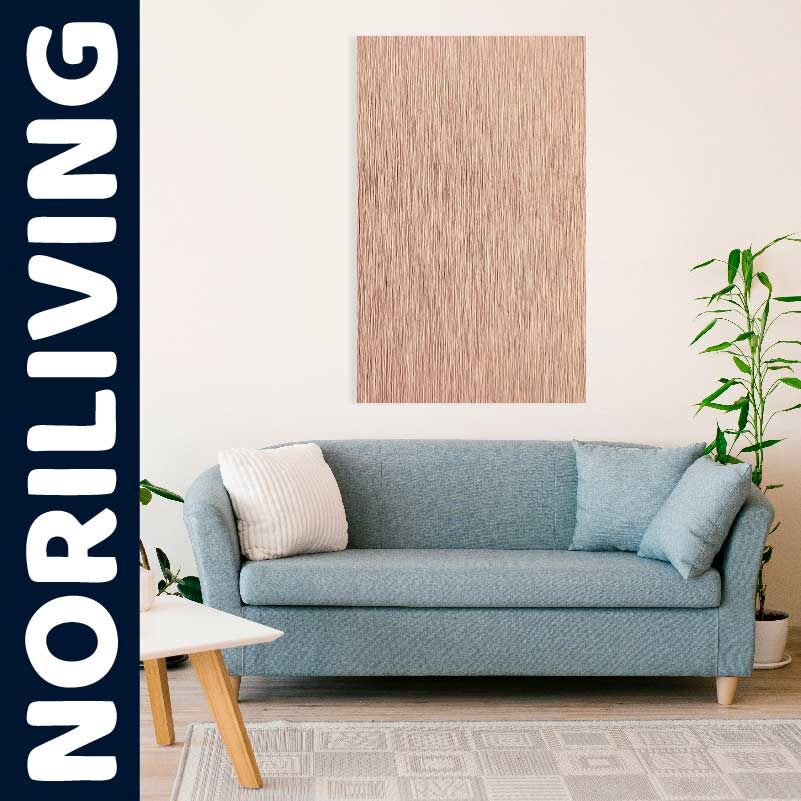 Elegantes Wohnzimmer mit blauer Couch und Wandkunst Ein modernes Wohnzimmer mit einer blauen Couch, Kissen, einem Holztisch und grünen Pflanzen. An der Wand hängt ein abstraktes Kunstwerk.