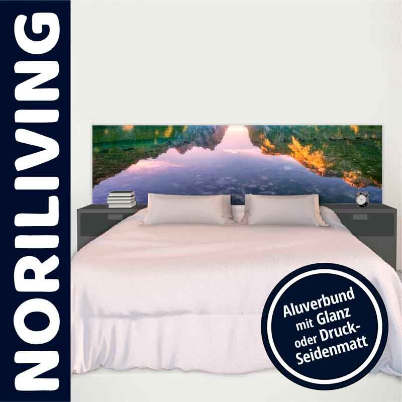 Bett mit künstlerischem Landschafts-Kopfteil und Beistelltischen von Norliving