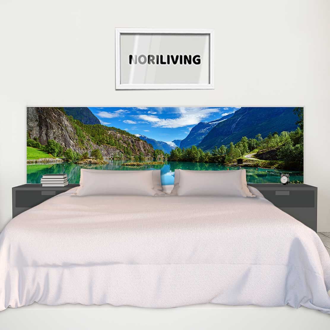 im Schlafzimmer eingebaute Bettrückwand mit Motiv Gebirgssee in Norwegen 798