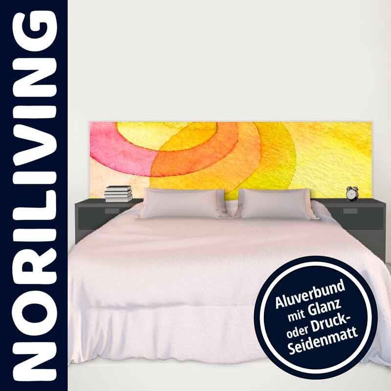 Modernes Schlafzimmer mit Bett und farbenfrohem Kopfteil von Noriliving, Aluverbund mit Glanz.
